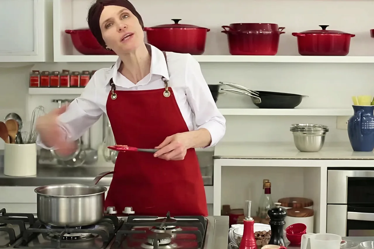 A chef Gabriela Martinoli explica o passo com a espátula na mão